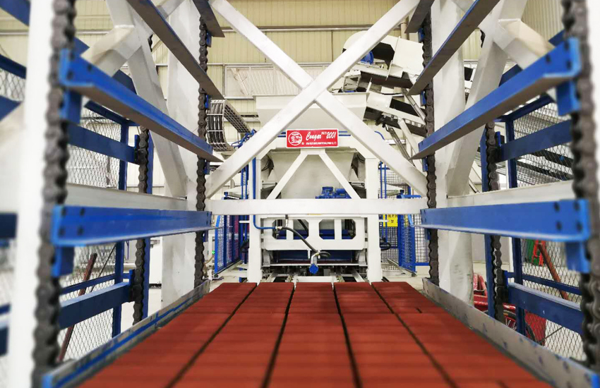 人行道透水磚設(shè)備:設(shè)備與原料是生產(chǎn)制品的決定性因素