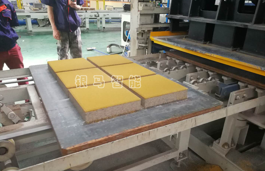 透水磚機械設(shè)備如何防止?jié)櫥彤a(chǎn)生泡沫？