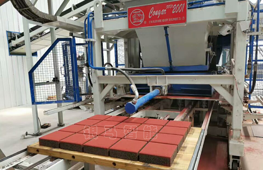 海綿透水磚生產(chǎn)線：進(jìn)去是垃圾、出來是產(chǎn)品！