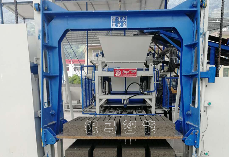 人行道步道磚機(jī):技術(shù)猿為您解析傳輸設(shè)備撒料原因!