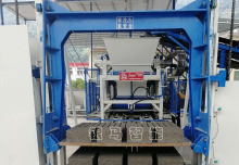 人行道步道磚機(jī)：技術(shù)猿為您解析傳輸設(shè)備撒料原因！